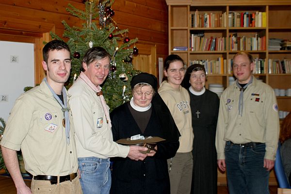 Kurz vor Ende der Christmette beim Entzünden der Teelichter.